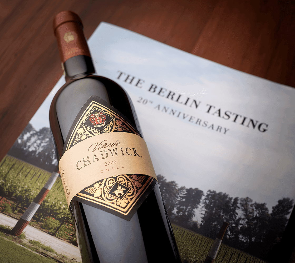 A bottle of Viñedo Chadwick 2000 resting on the Berlin Tasting 20th anniversary book